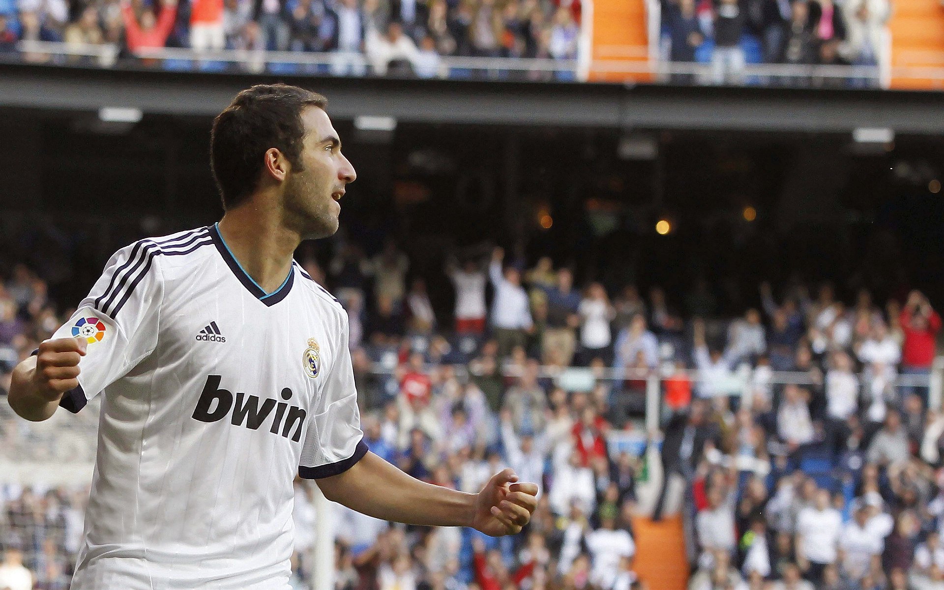 法国队观众热烈欢呼！德罗巴迎来七赛季出色发挥观众掌声雷动