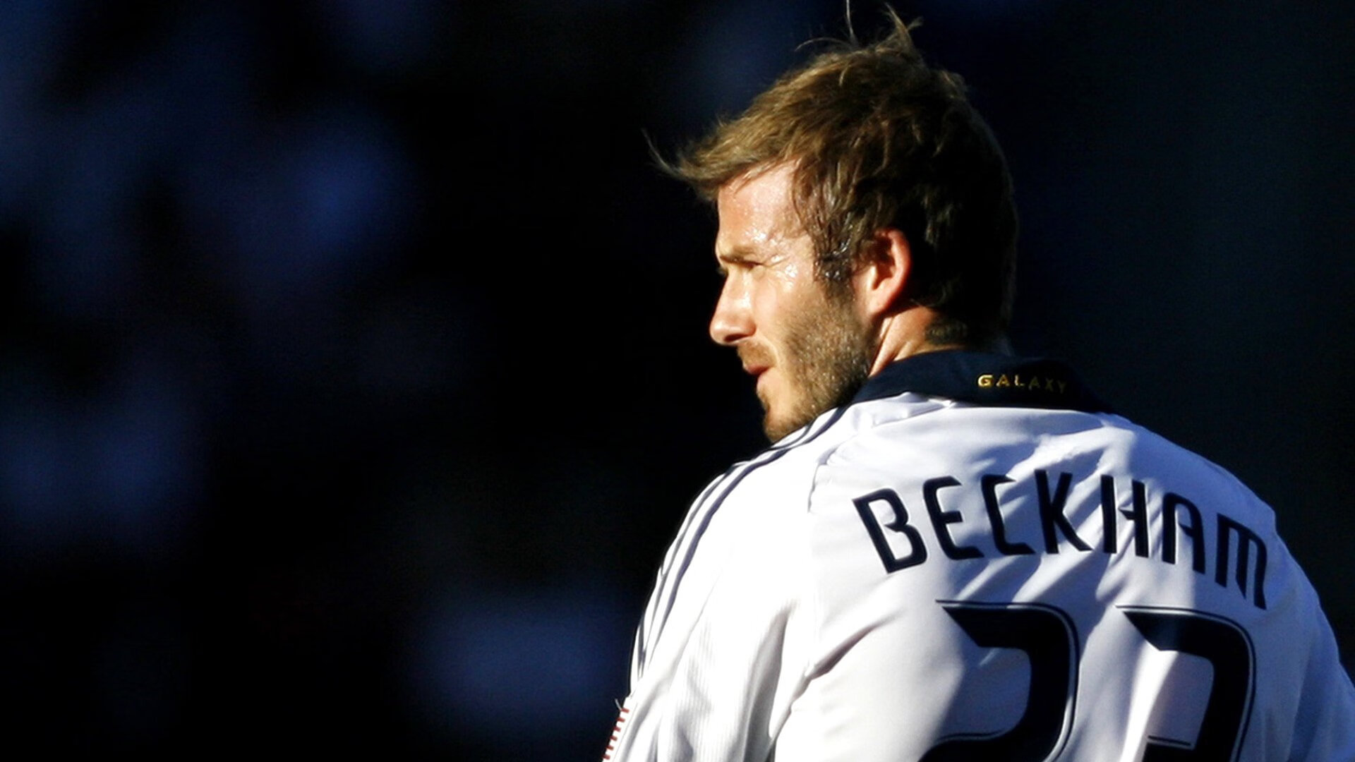 MAD观众热烈欢呼！，詹姆斯迎来十五赛季出色发挥观众掌声雷动